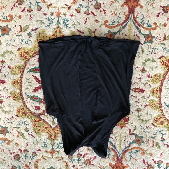 Three tie-back tanks (2 lululemon / 1 GapFit) - Picture 3 of 8